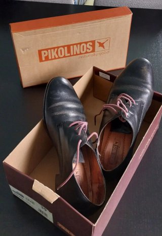 Zapatos Pikolinos Negros con Cordones Granates