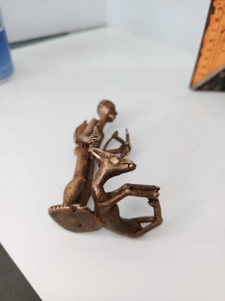 Antigua escultura Bronce Arte Tribal Cazador