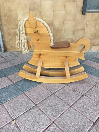 Caballito de madera para niños