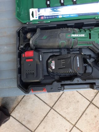 Sierra sable Parkside con maletín