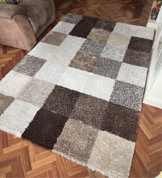 Alfombra de salón beige y marrón