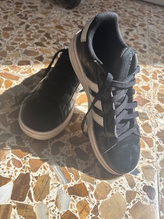 Zapatillas Adidas Negras y Blancas