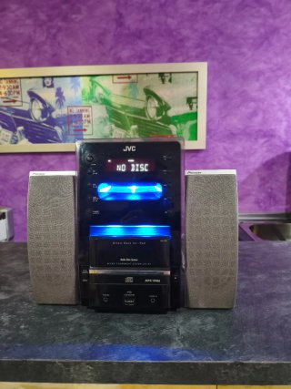 Cadena Hi-Fi JVC con altavoces Pioneer