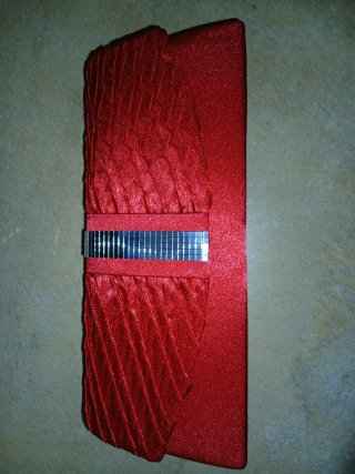 Bolso de mano rojo con detalles plateados