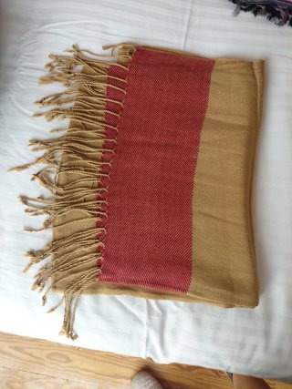 Chal de lana marrón y rojo