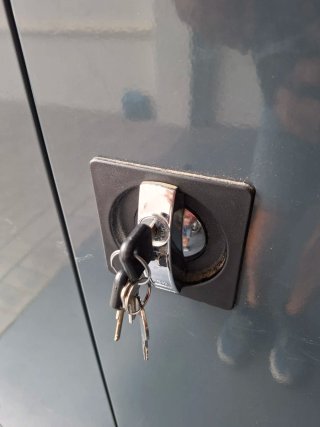 Armadio metallico grigio per garage