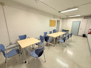 LOTE 20 SILLAS Y 4 MESAS DE COMEDOR