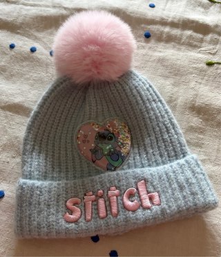 Gorro Stitch Disney con pompón rosa