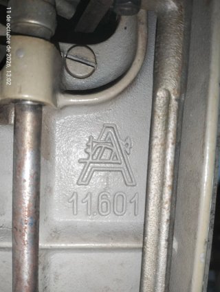 Máquina de coser Alfa antigua