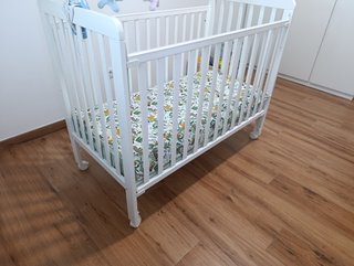 Cuna de bebé blanca con colchón, sábanas y edredón