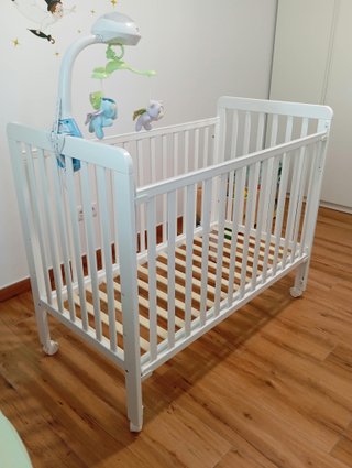 Cuna de bebé blanca con colchón, sábanas y edredón