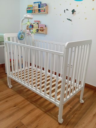 Cuna de bebé blanca con colchón, sábanas y edredón