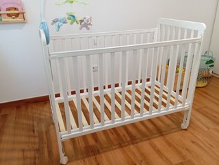 Cuna de bebé blanca con colchón, sábanas y edredón