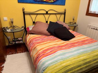 Cama de matrimonio con cabecero de metal