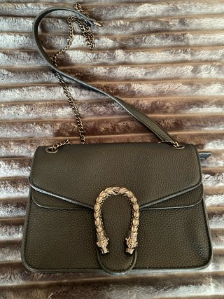 Bolso negro con cadena y detalle de serpiente