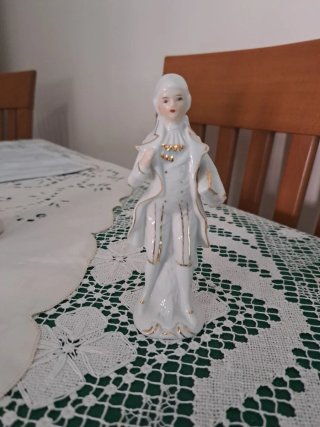 Statuina in porcellana stile classico