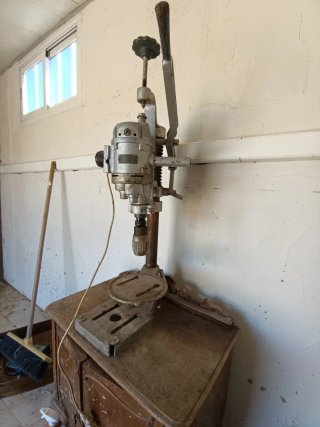 Taladro de pie antiguo