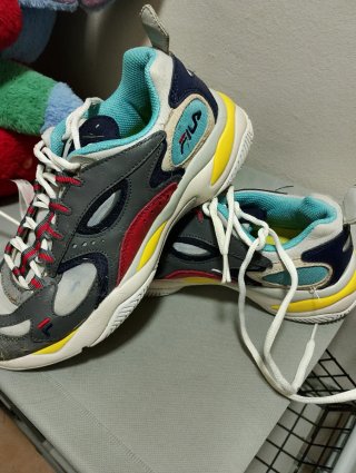 Tenis Fila Grises y Multicolor