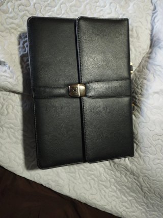 Cartera de mano negra sin estrenar