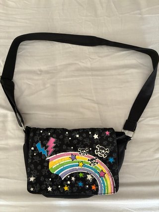 Bolso negro pequeño con dibujos