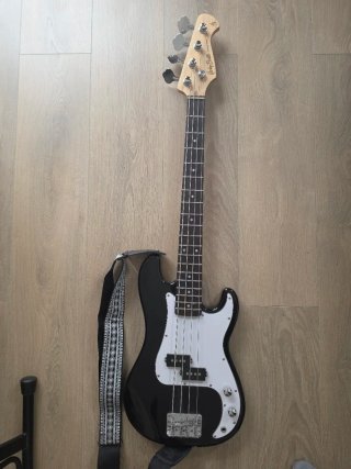 Bajo Harley Benton Mástil Corto y Amplificador