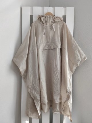 Oysho: poncho capa water repellent