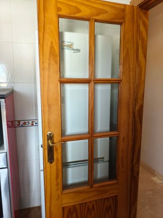 Puerta de madera con cristales
