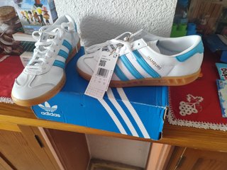 Zapatillas Adidas Hamburg Blancas y Azules