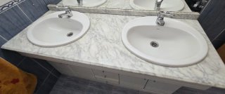 Encimera de baño de mármol con doble lavabo