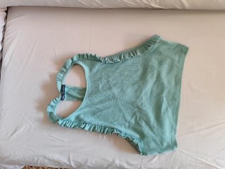 Camiseta verde Zara con volantes