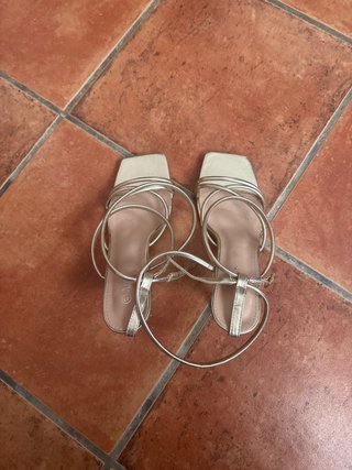 Sandalias doradas tacón fino