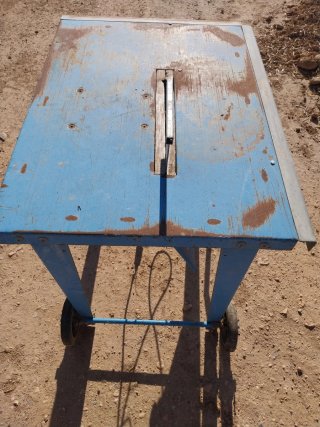 Máquina de corte de madera con ruedas
