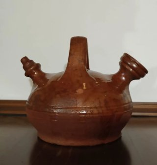 Botijo de barro cocido tradicional español