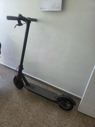 Patinete eléctrico negro.