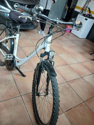 Bicicleta Eléctrica de Paseo Blanca