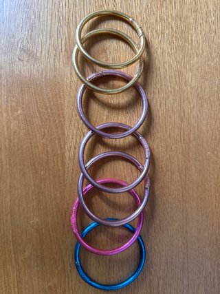 7 Pulseras Cris Collares Doradas y Rosas