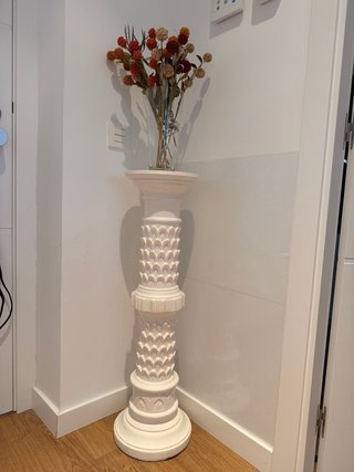 Columna decorativa clásica blanca de escayola