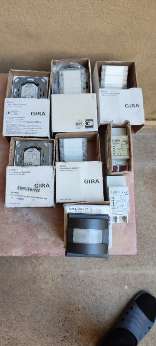 Lote de componentes domótica Gira