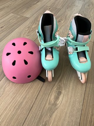 Patines en línea y casco rosa