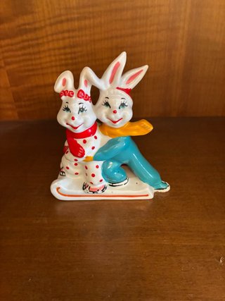 Figura vintage coniglietti pattinatori in ceramica