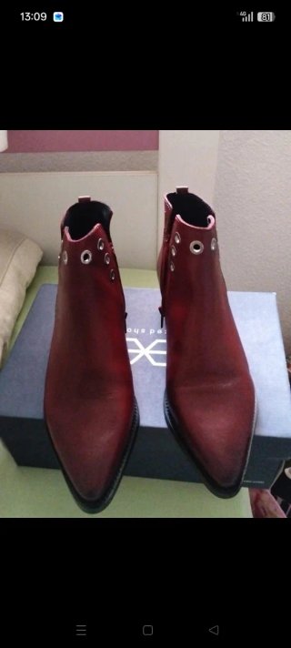 Botines granates con detalles metálicos