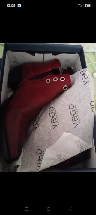 Botines granates con detalles metálicos