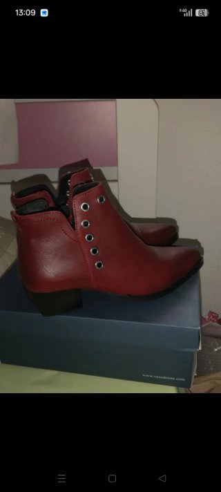 Botines granates con detalles metálicos