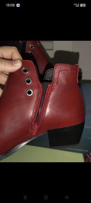 Botines granates con detalles metálicos