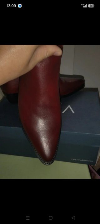 Botines granates con detalles metálicos