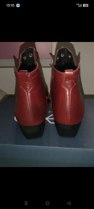 Botines granates con detalles metálicos