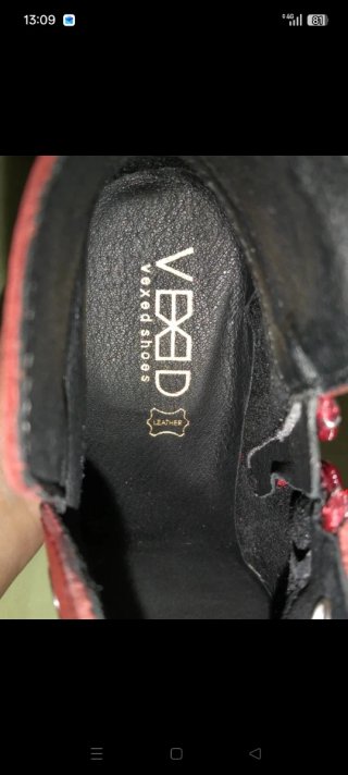 Botines granates con detalles metálicos