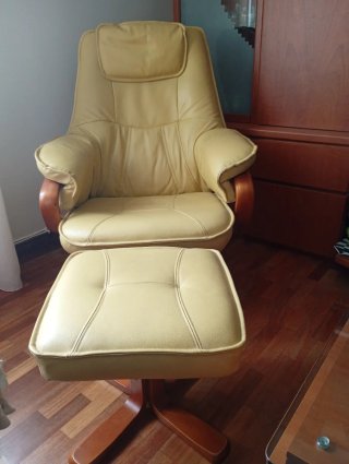 Sillón con Reposapiés de Piel Amarillo