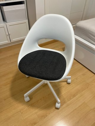 Silla de escritorio blanca y negra