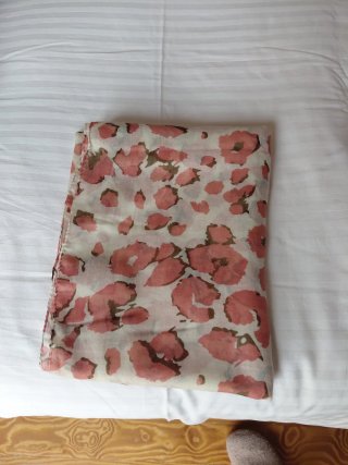 Fular estampado flores beige y rosa